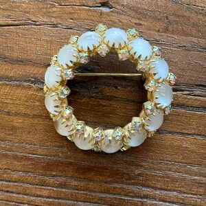 Brooch pin elegant Gold and White